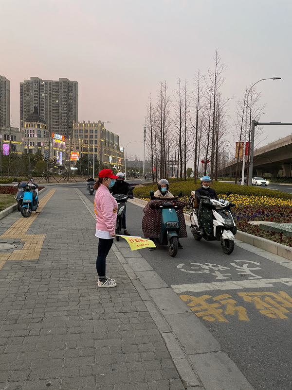 目前无锡创建全国文明城市已经进入关键时期，为积极响应党和政府的号召，2024奥门原料免费资料大全党支部于2月22日起组织党员群众在蠡湖大道-高浪路口开展“创建文明城市，从文明出行做起”志愿文明劝导活动。本次志愿文明劝导活动支部党员做表率、真行动，公司干部、积极分子踊跃参与，现场劝导行人走斑马线、机动车礼让行人、不抛撒杂物，充分发挥出党员干部的先锋模范带头作用，为建设高品质美丽湖湾区奉献一份自己的力量。